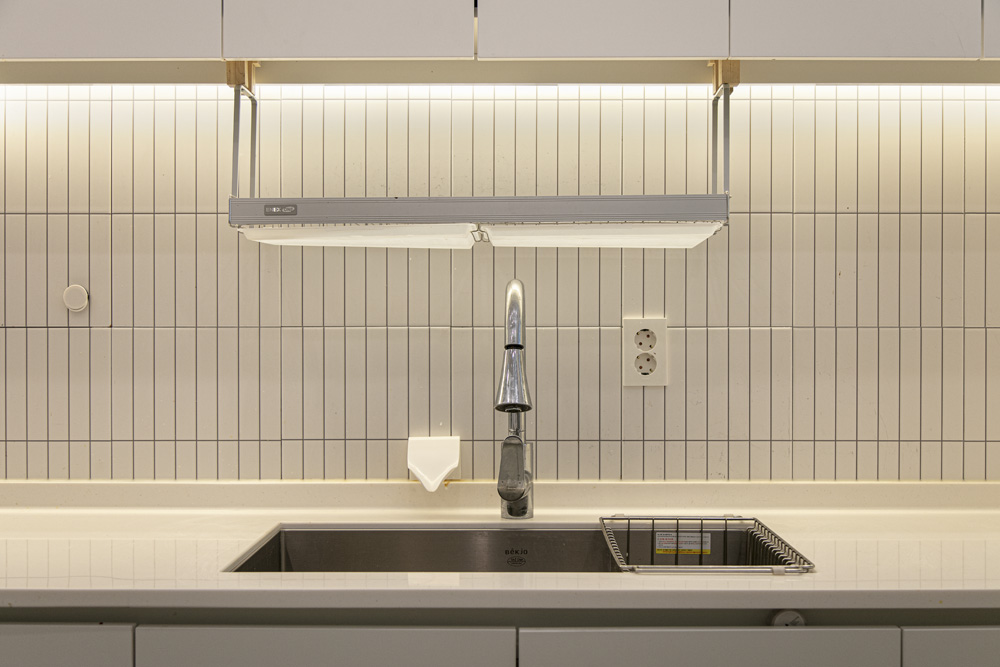 白色与木色交融，极简主义的餐厅设计-11