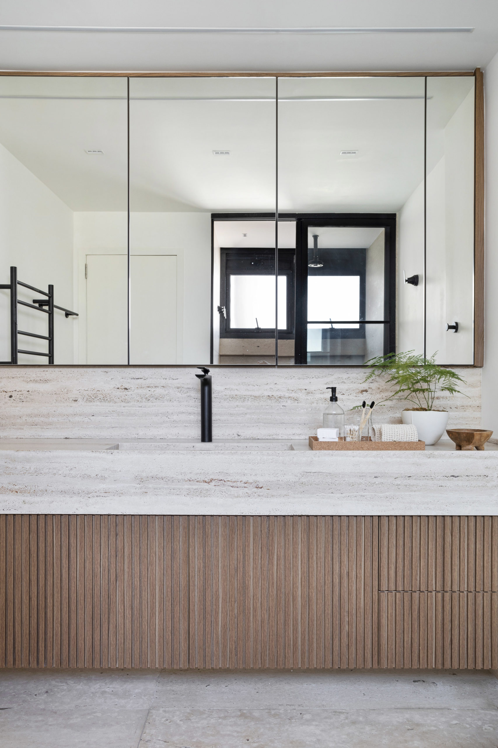 Generosa varanda na sala motiva família a trocar de apartamento no mesmo bairro - Conexão Decór-13