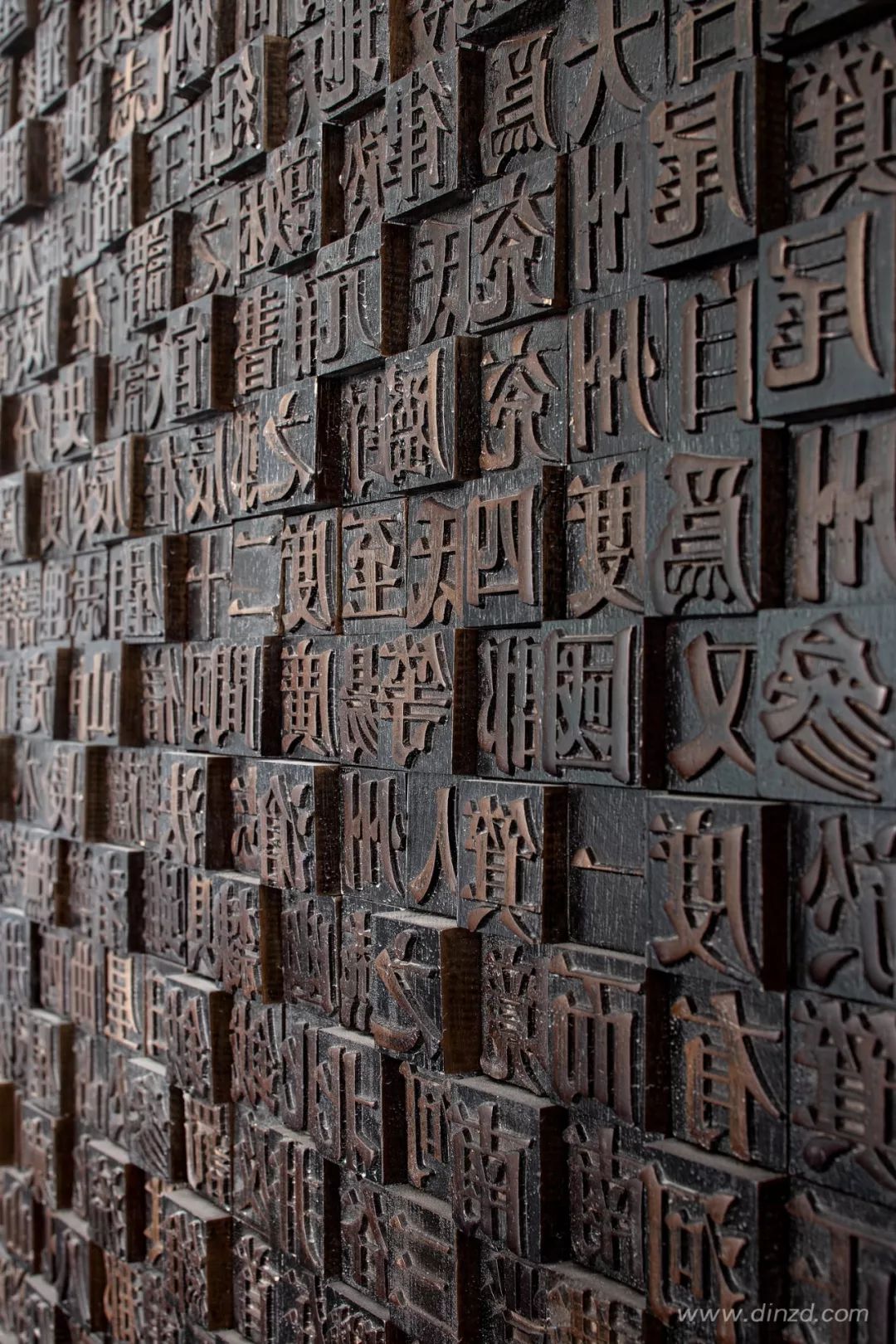 天津津门大院售楼处 | 古韵墨色与现代材质的完美融合-7