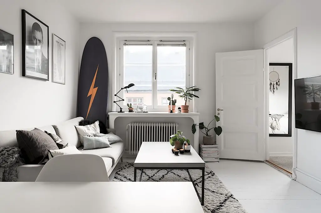 瑞典 38 平米中性风公寓，大胆运用橙色冲浪板打破单调-4