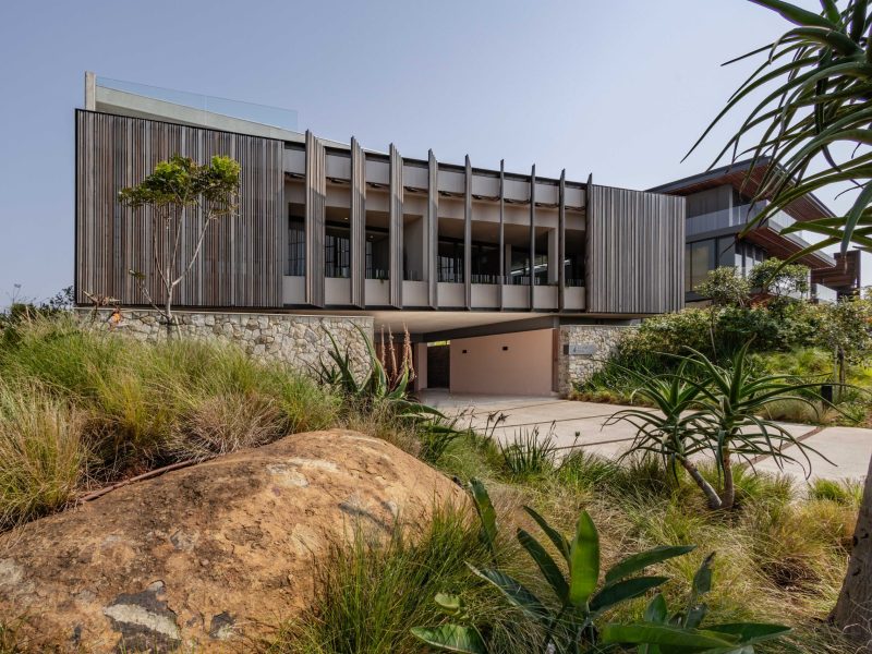 签名屋2号；署名屋2号

备注：由于不清楚Signature House具体所指，签名和署名是在常见语境中这个词组可能的含义，若要求只能提供一个唯一且准确答案，这里缺乏更多背景信息难以做到精准唯一，可以提供更多关于它的信息（比如它是酒店、建筑相关还是其他领域等）如果接受这种情况，则以上供参考 丨南非丨Bloc Architects-35