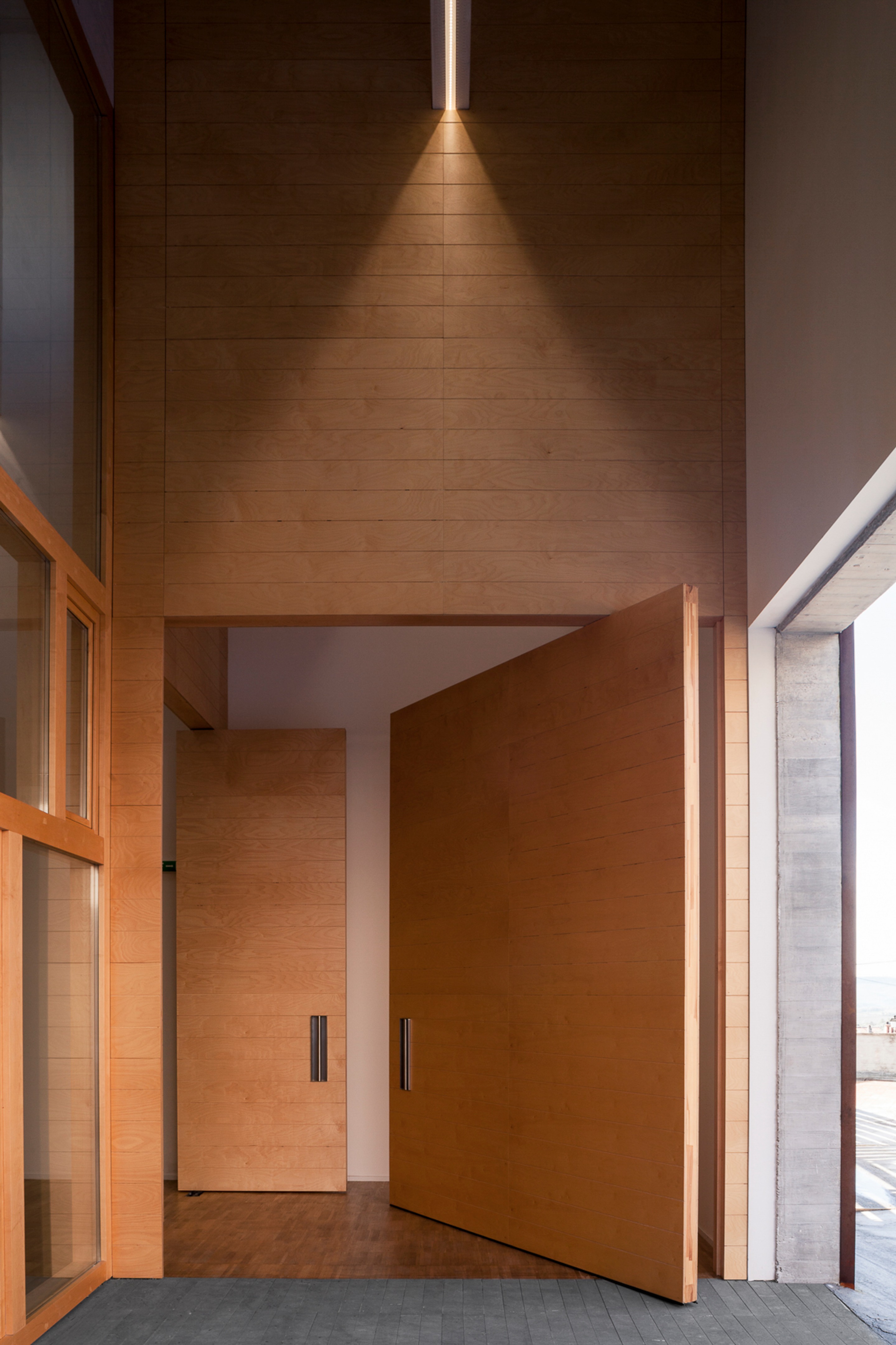 意式乡村教堂设计，融入地貌塑造神圣空间-21