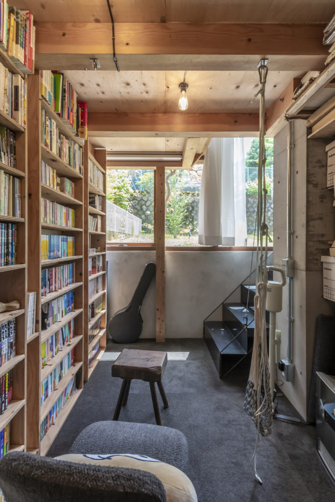 丘の途中に立つ家開放的で庭の一部のようなコンクリート造の空間に住む | Architecture | 100%LiFE-11