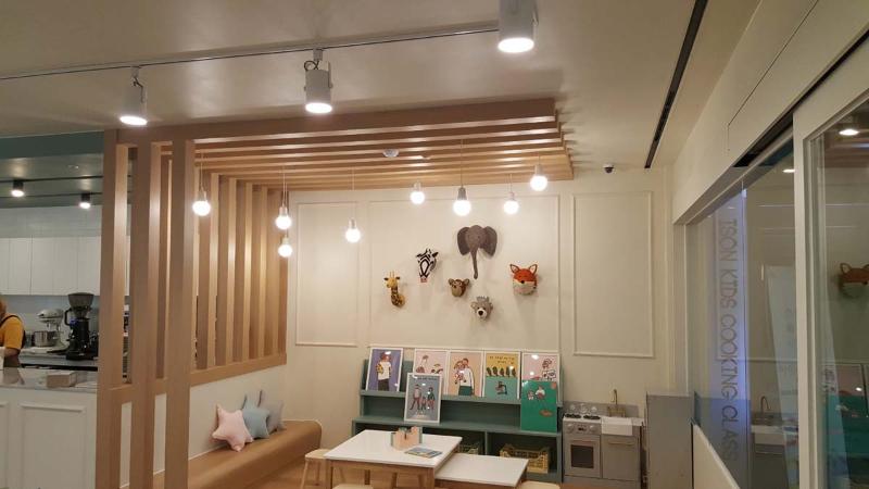 明亮整洁的儿童烹饪学校-9