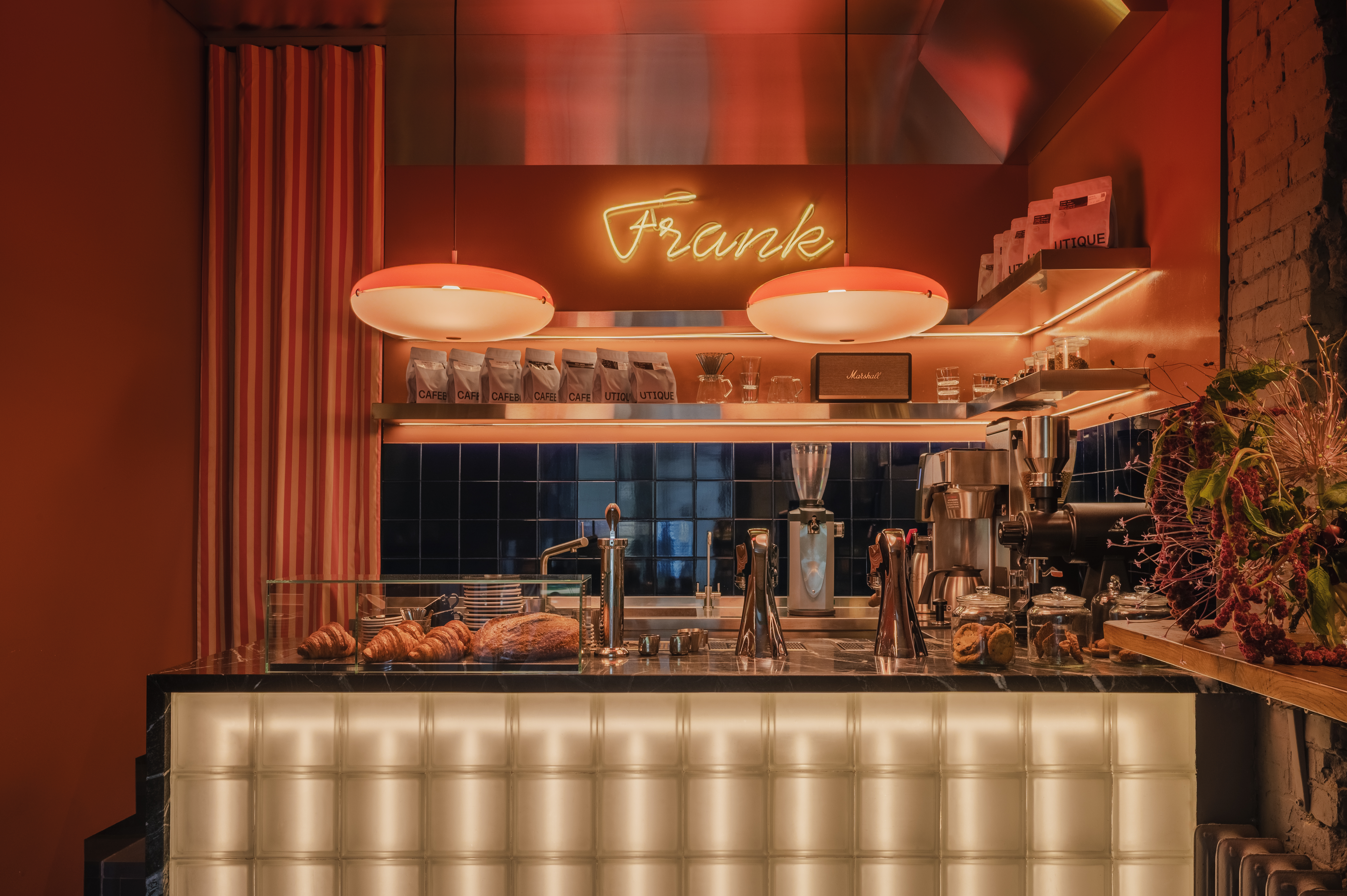 纯咖啡；原味咖啡（注：Frank 在这里可能是 纯的、原味的 意思，但不确定是否有特殊语境，如果结合特定品牌等情况可能有不同含义） 丨乌克兰基辅丨Yana Molodykh-11