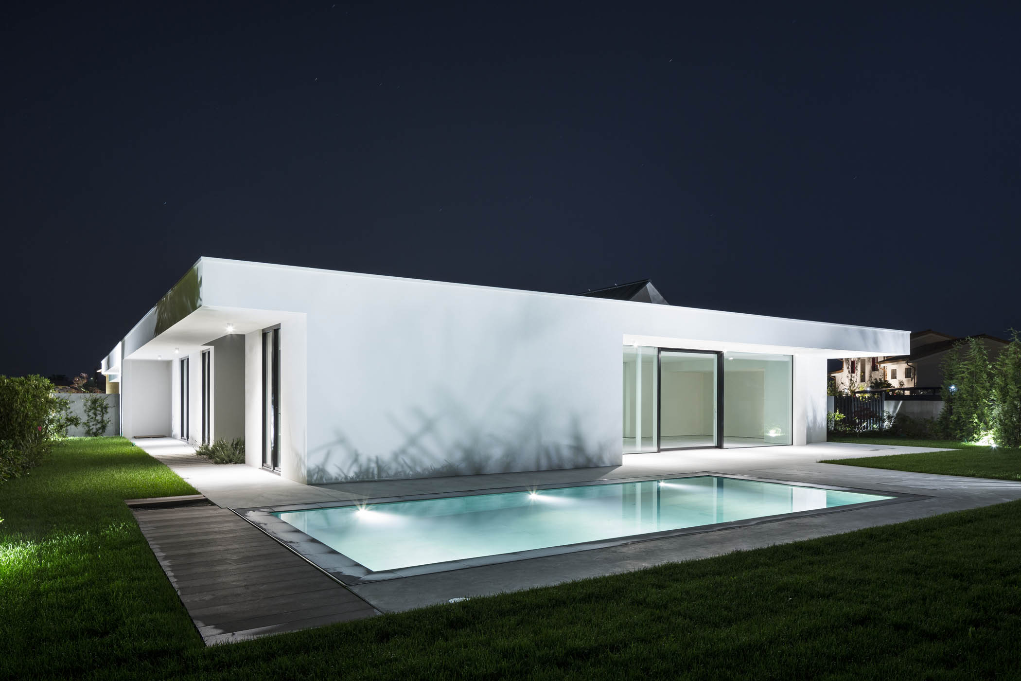 现代简约风格别墅设计，融入自然与私密空间-2