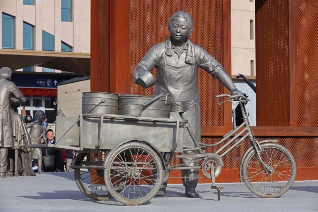 “哈密精神”万岁！央美雕塑系情景式公共艺术作品为人民塑像-57