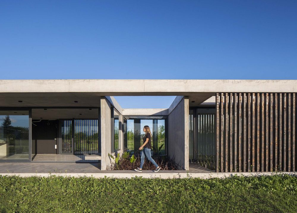 阿根廷查卡 93 号住宅 | 混凝土与木炭色遮阳篷的简约魅力-19