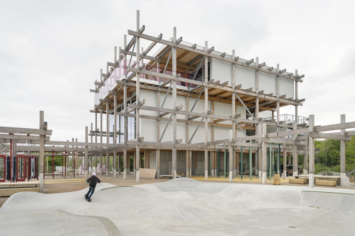 体验屋 圣彼得奥尔丁

注：Erlebnis Hus推测可能是Erlebnis Haus的拼写错误，Haus在德语里是房屋、屋子的意思；St·是Stadt（城市、市镇）或Saint（圣）等的缩写，结合常见地名情况这里推测是圣；Peter Ording是地名彼得奥尔丁  丨德国-29