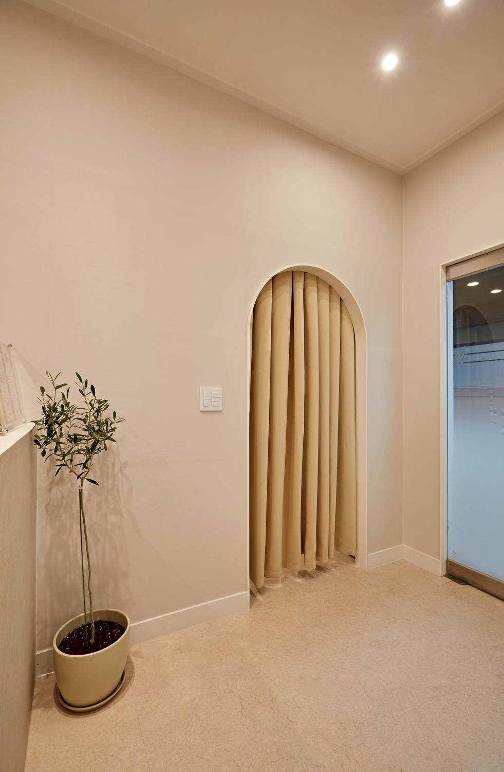 优雅温馨 12 平米皮肤商店设计-18