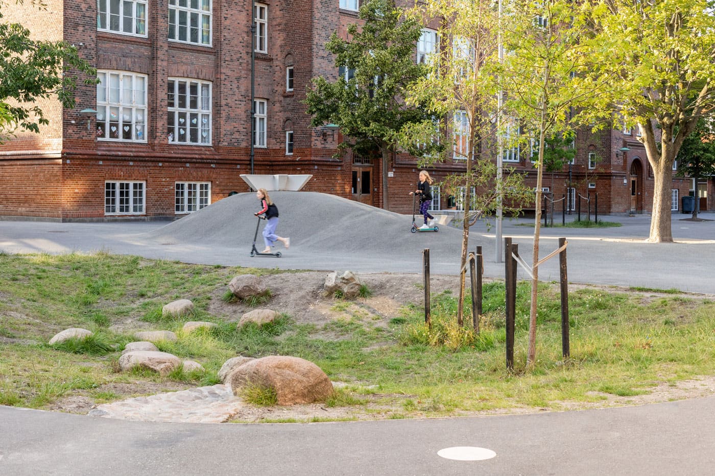 杜威杰气候学校庭院-12