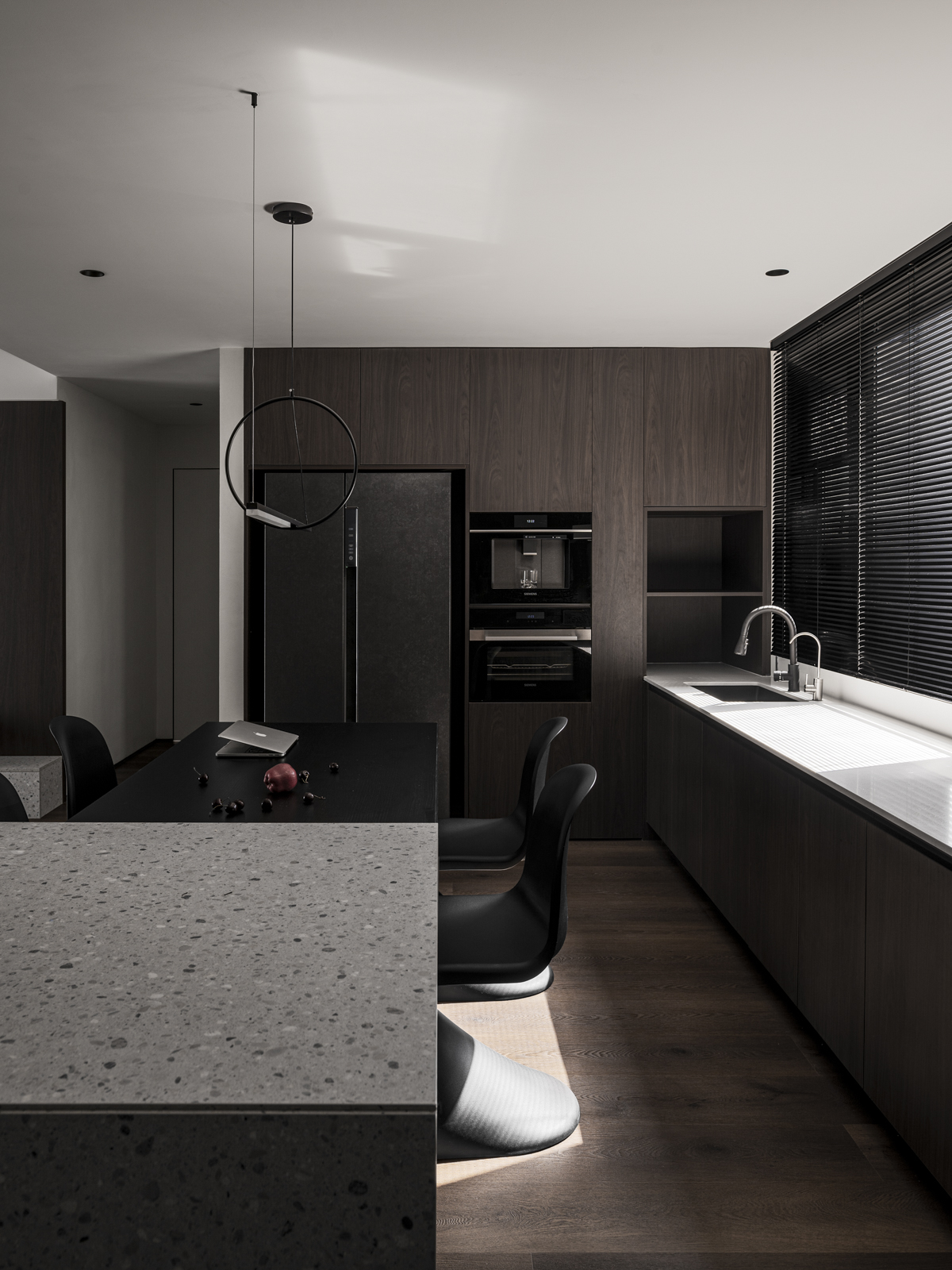 富有质感的暗调家居丨宏福樘-3