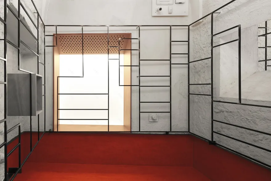 意大利 Caltagirone 百年建筑中的现代商铺设计-16