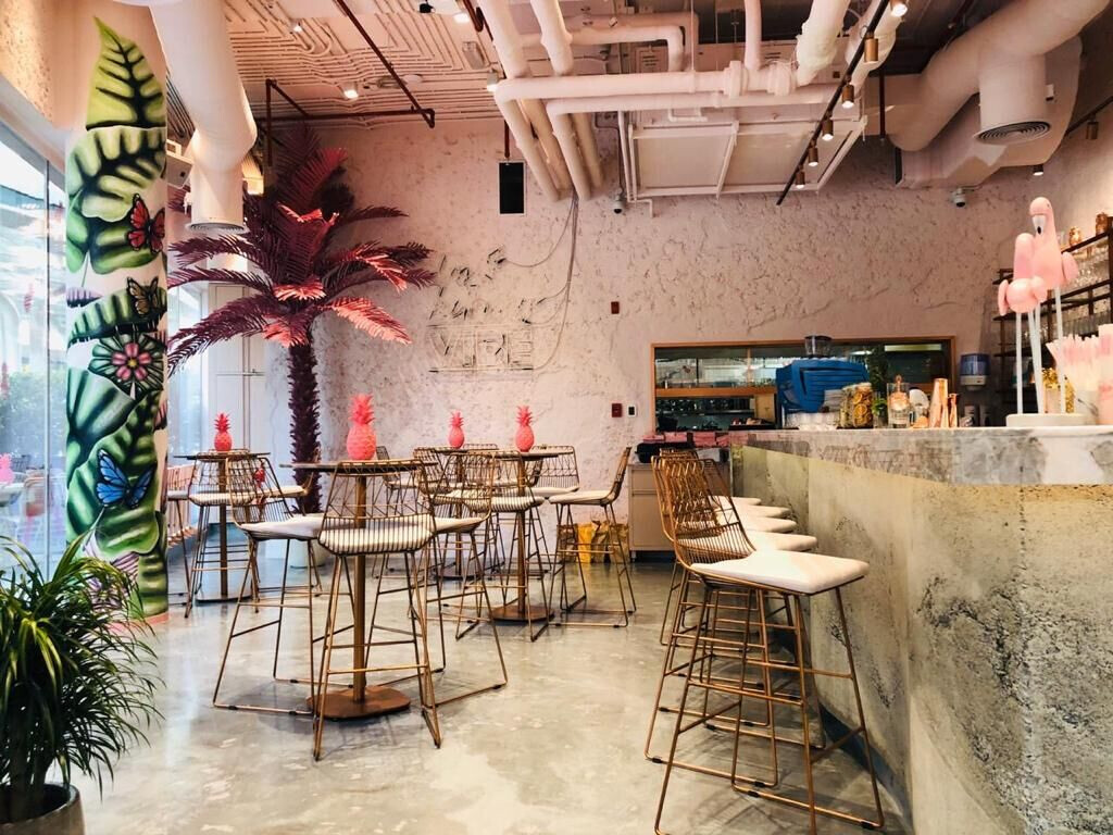 迪拜 Vibe Cafe | 粉色与铜色的健康美食空间-11