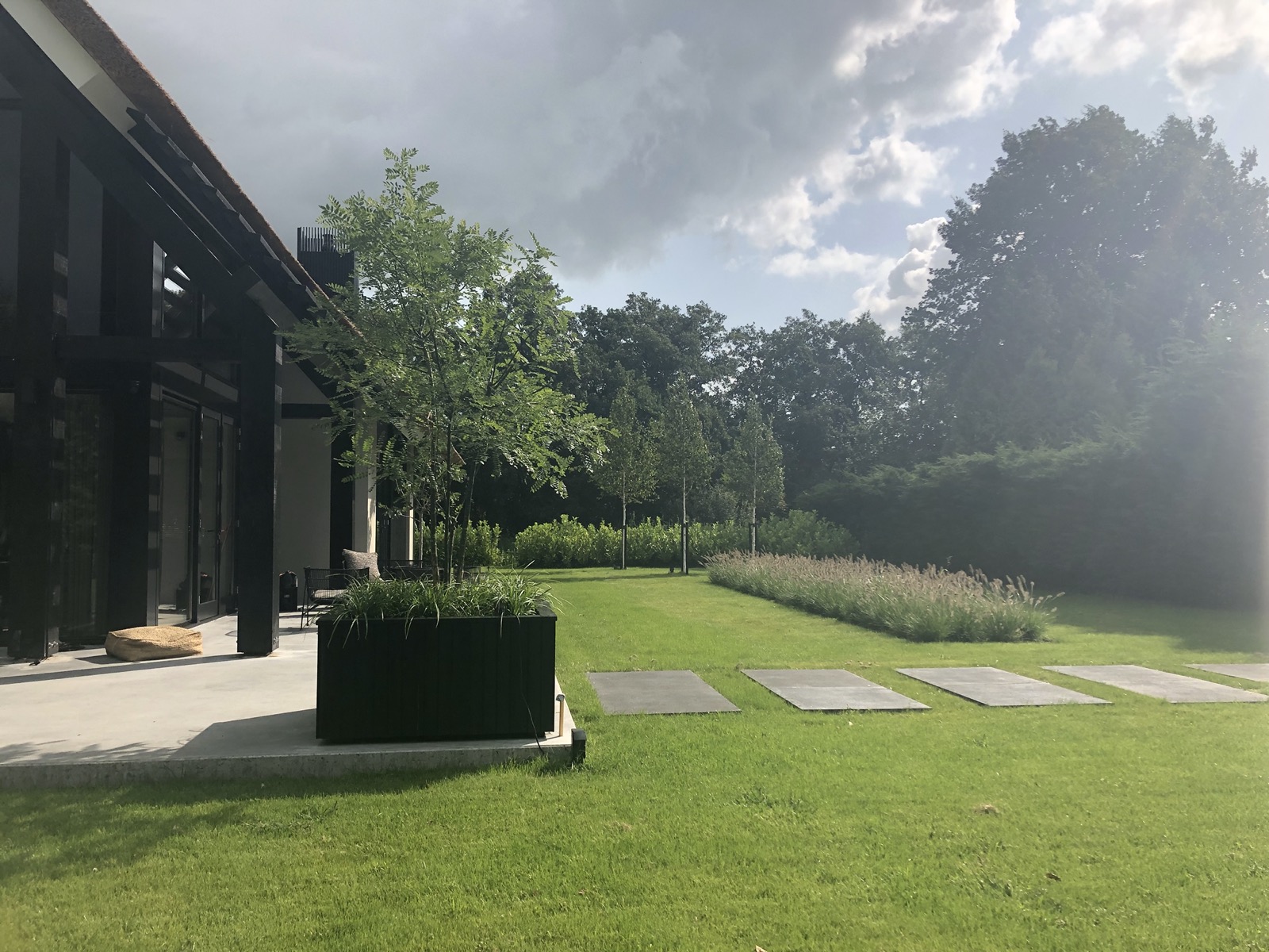 Eigentijdse tuin aan het water-5