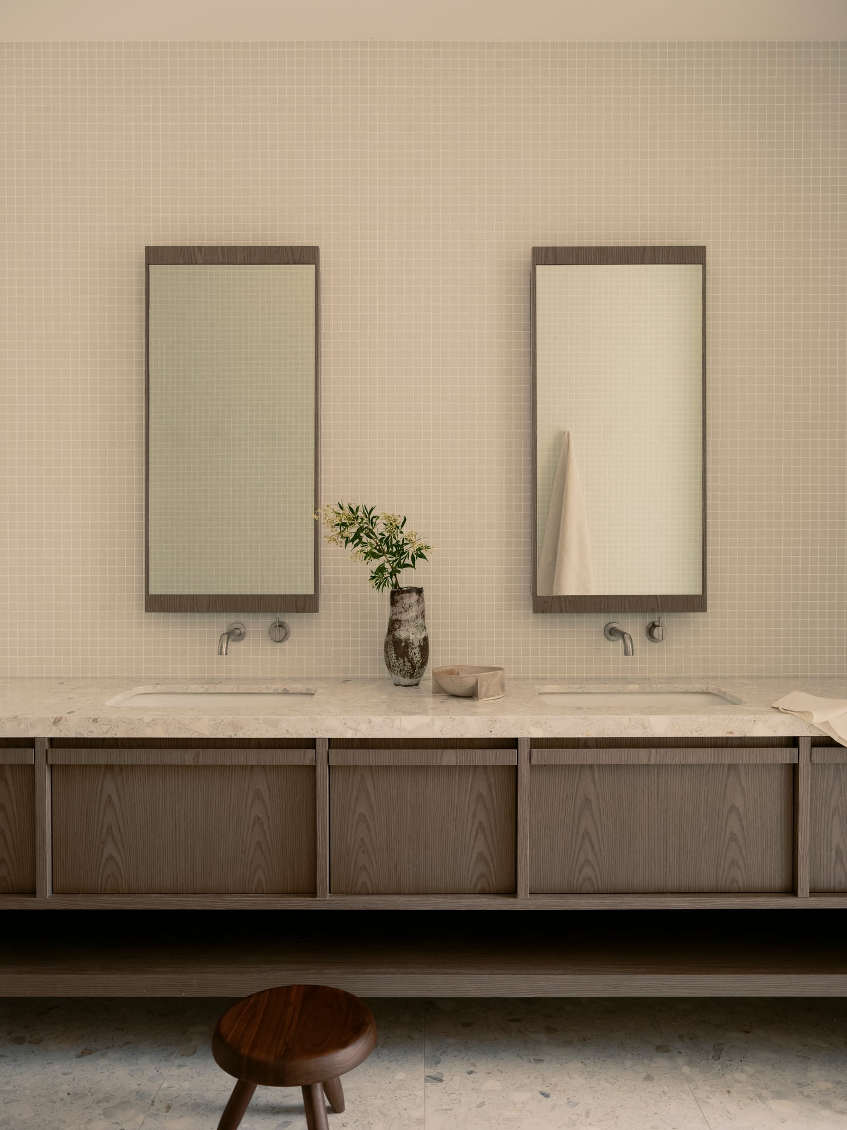 Back of the Moon: A Multi-Generational Coastal Retreat in Maianbar.-21