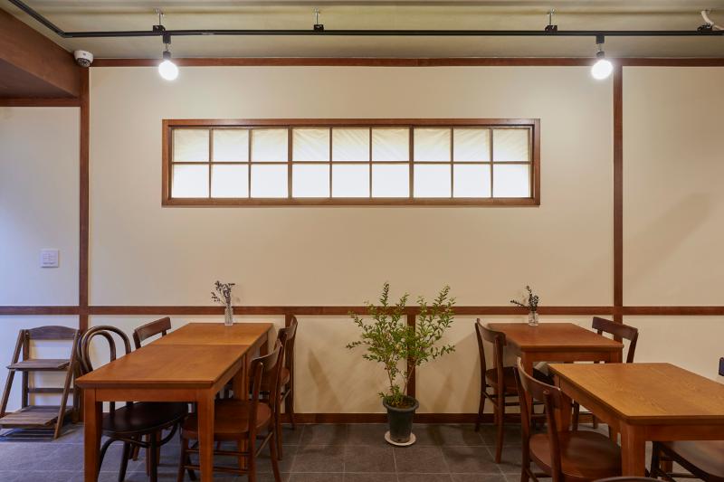 12 坪极简咖啡厅，温馨氛围中的白色与木质元素-8