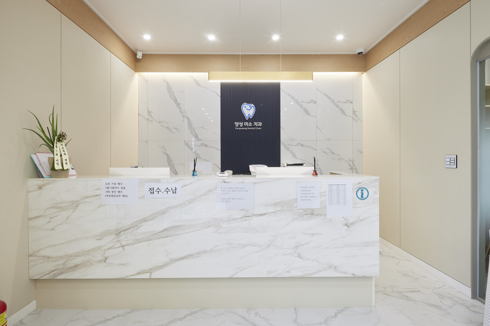 白色与木质，打造温馨的 57 平米牙科诊所-3