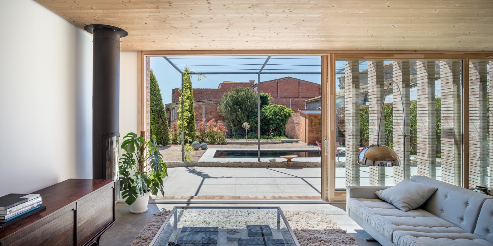 巴塞罗那 AA 别墅 | 融入环境的生物气候度假屋-1