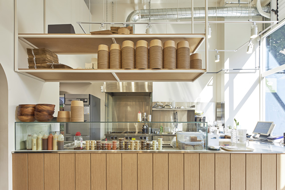 10 坪简约设计 白色木纹打造清爽咖啡厅-6