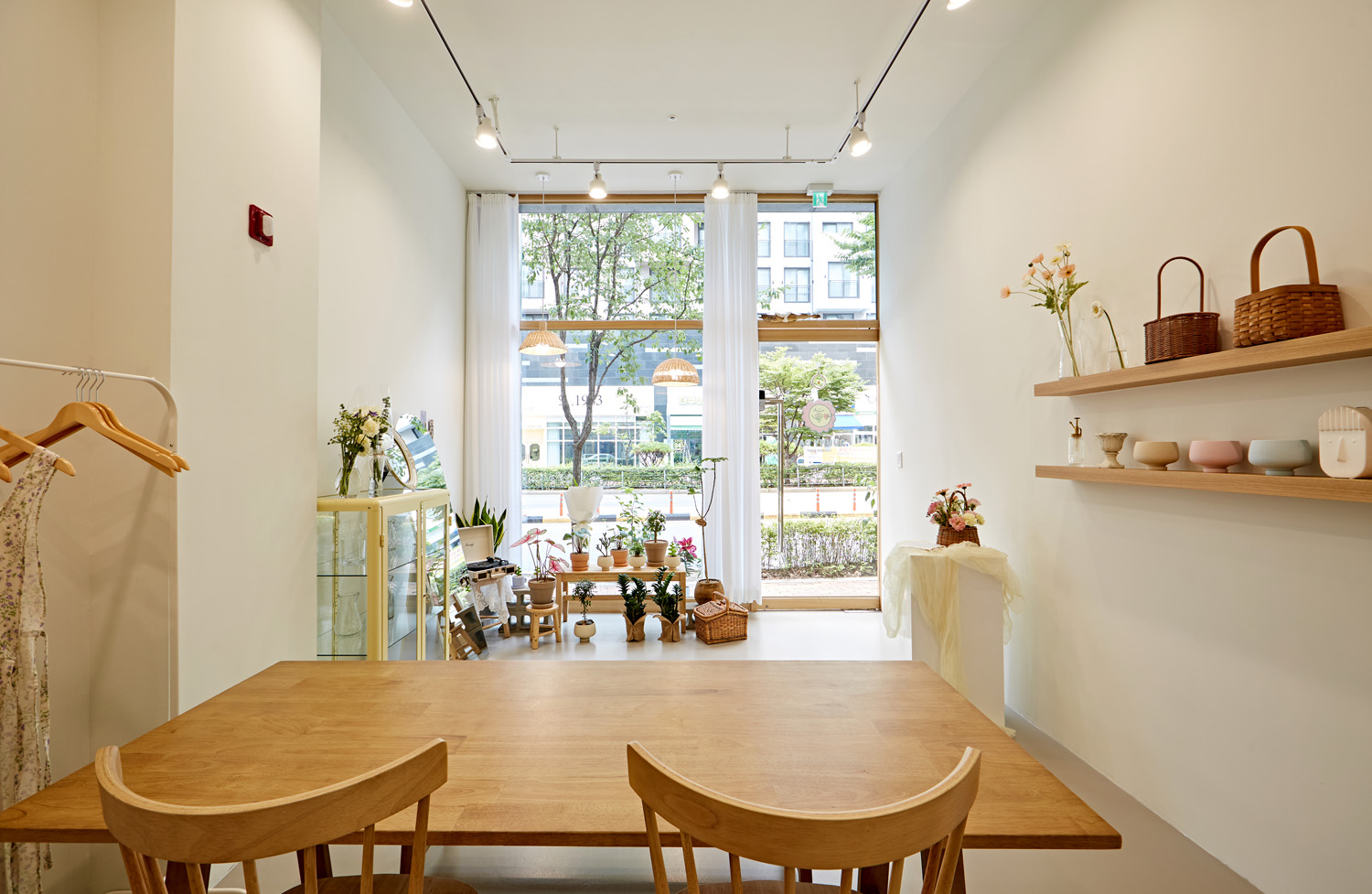 温暖氛围的 10 平米白色木屋办公室设计-7