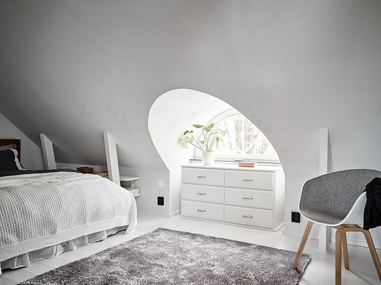 原始墙壁打造的极简北欧阁楼公寓-16