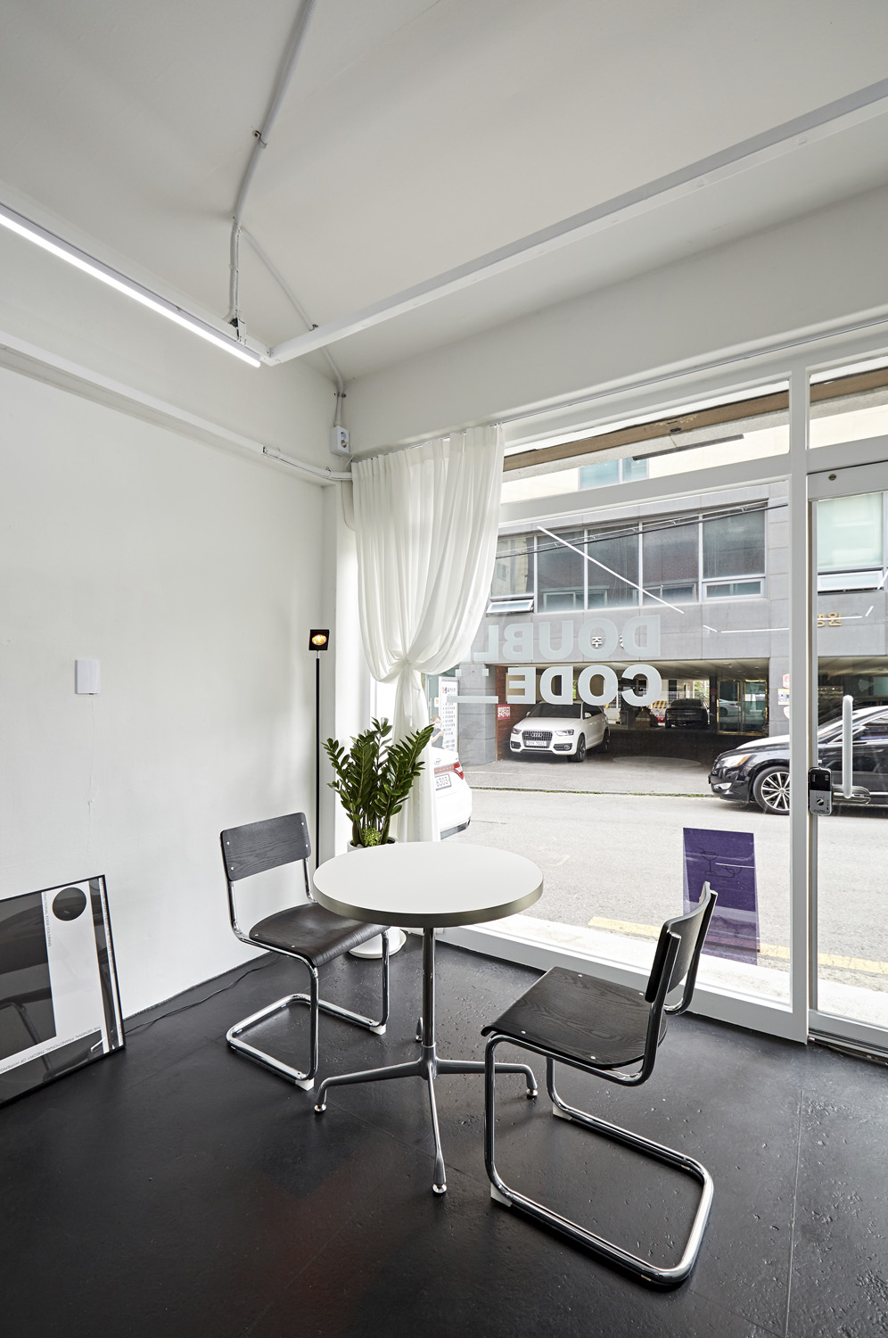 十平米白色极简咖啡厅设计-11