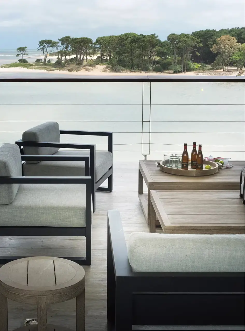 乌拉圭度假公寓 | 简约灰白空间,尽享水景之美-21
