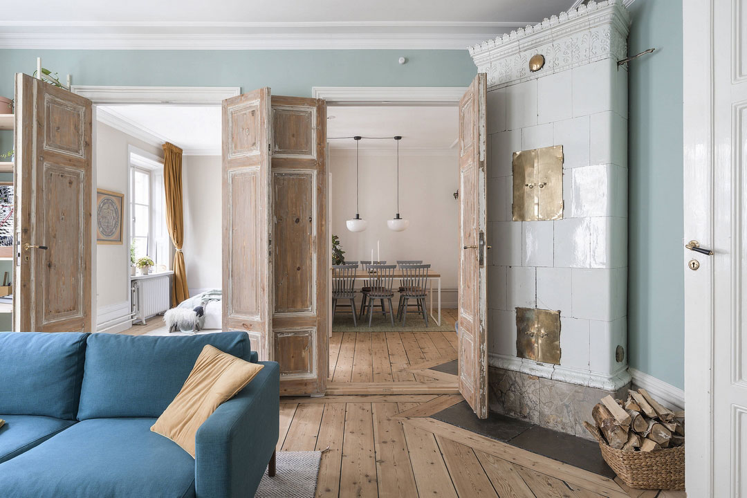 斯德哥尔摩蓝色墙壁与复古木门的时尚公寓-5