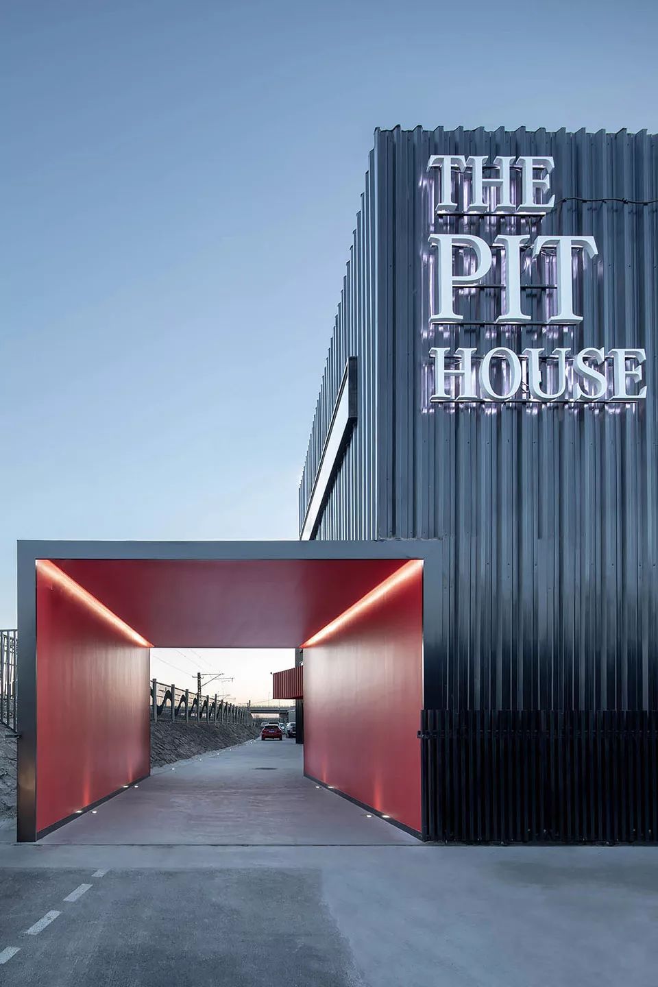 北京 The Pit House 汽车俱乐部 | 火车旁的社交实验空间-11