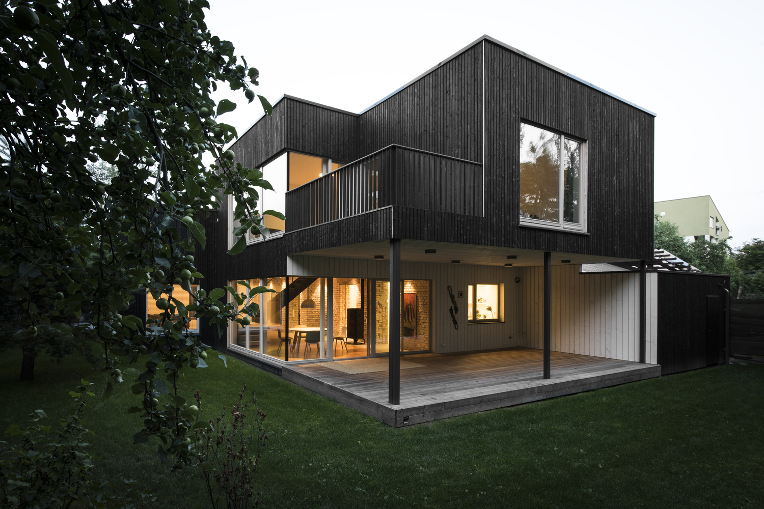 松树林中的现代住宅-25