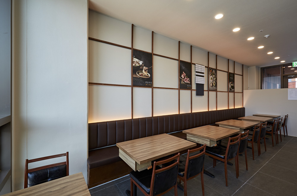 23 坪韩式猪骨汤店，极简工业风打造美食空间-10