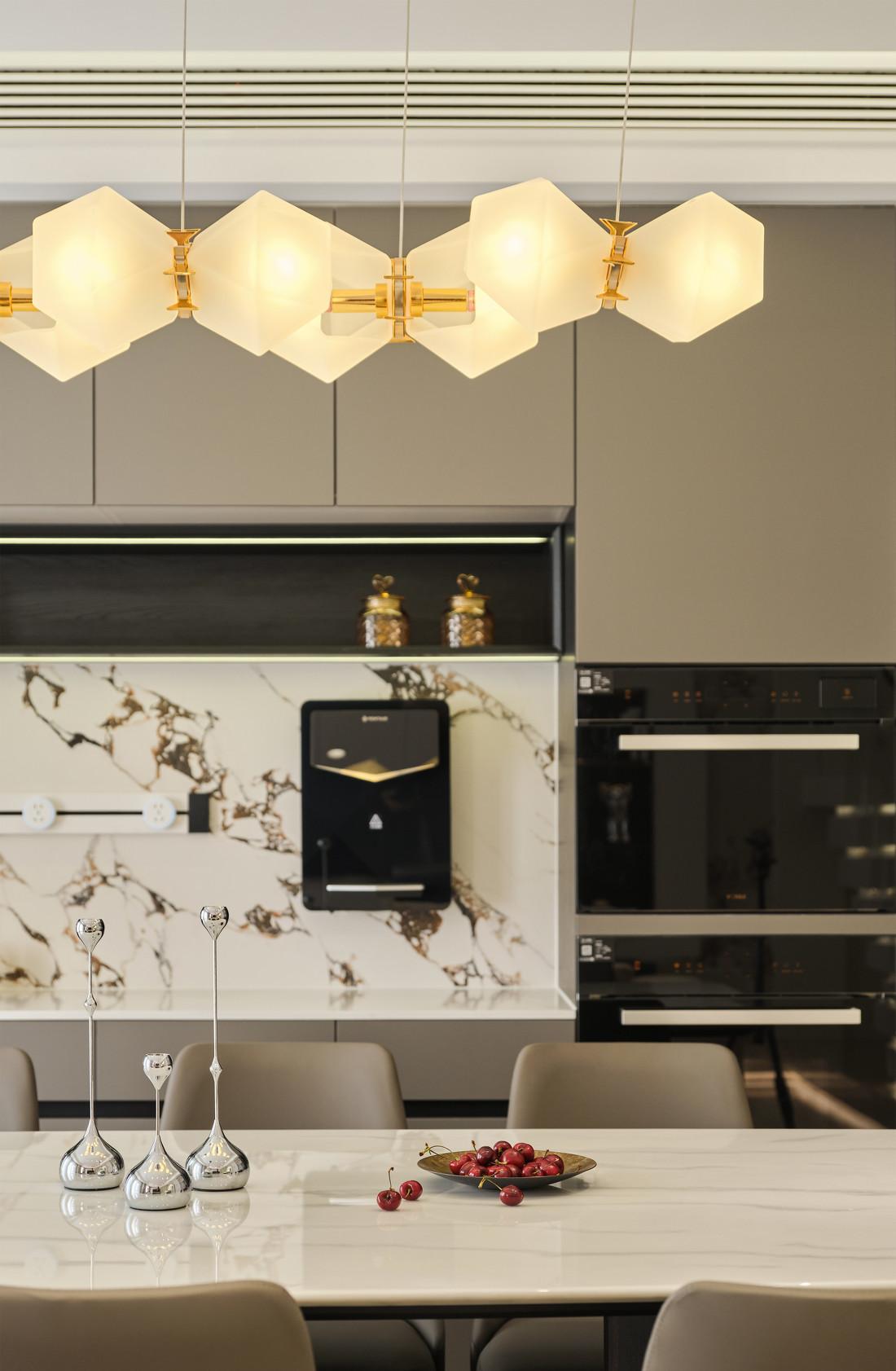 240平意式简约风家装设计-31