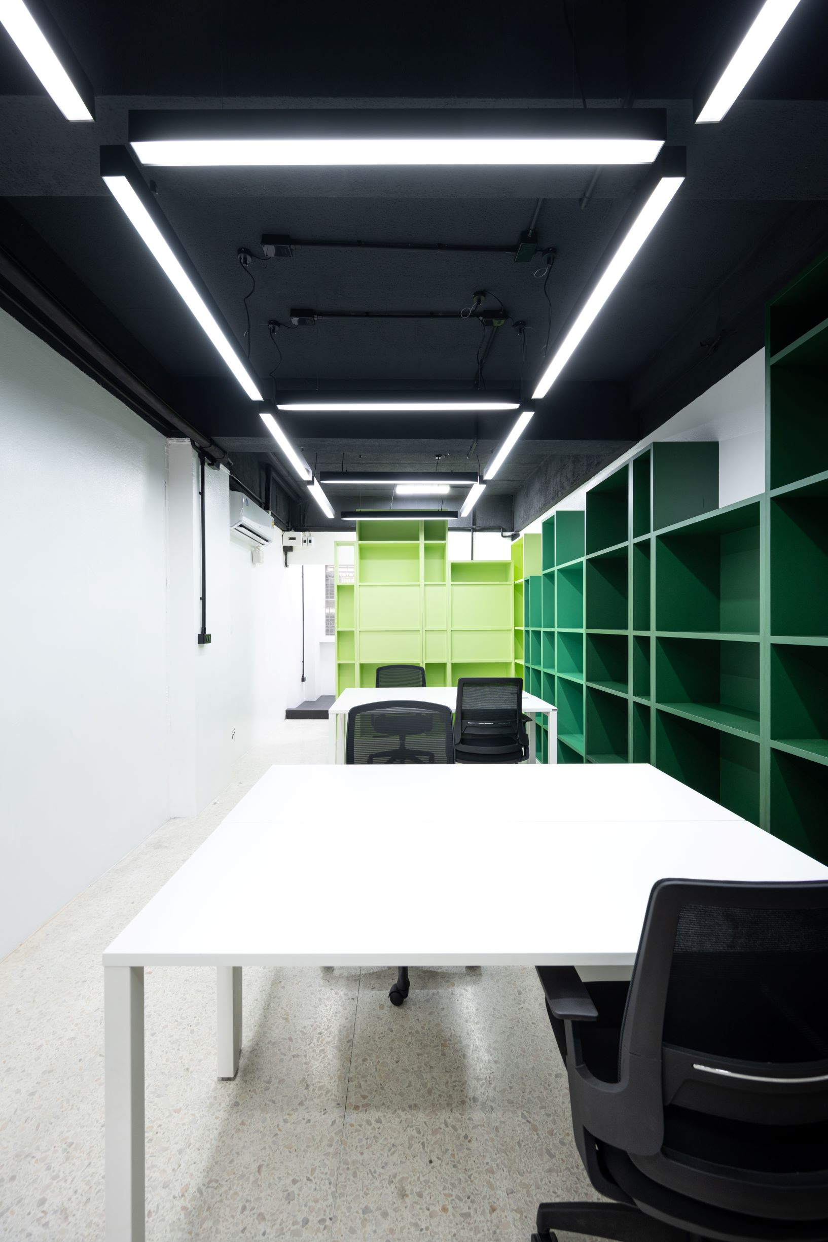 曼谷小型审计办公室的绿色木柜创意设计丨泰国曼谷-29