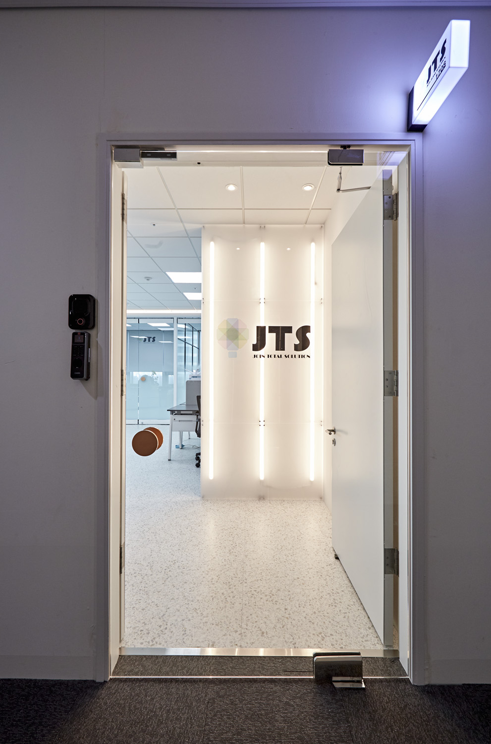 "34 平米水族公司办公室，极简舒适的室内设计"-17