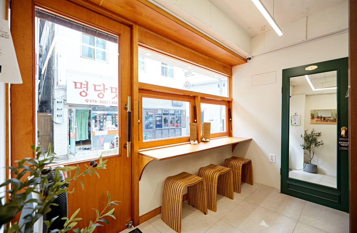 白色与木质的极简设计，打造 11 平的小户型公寓-5