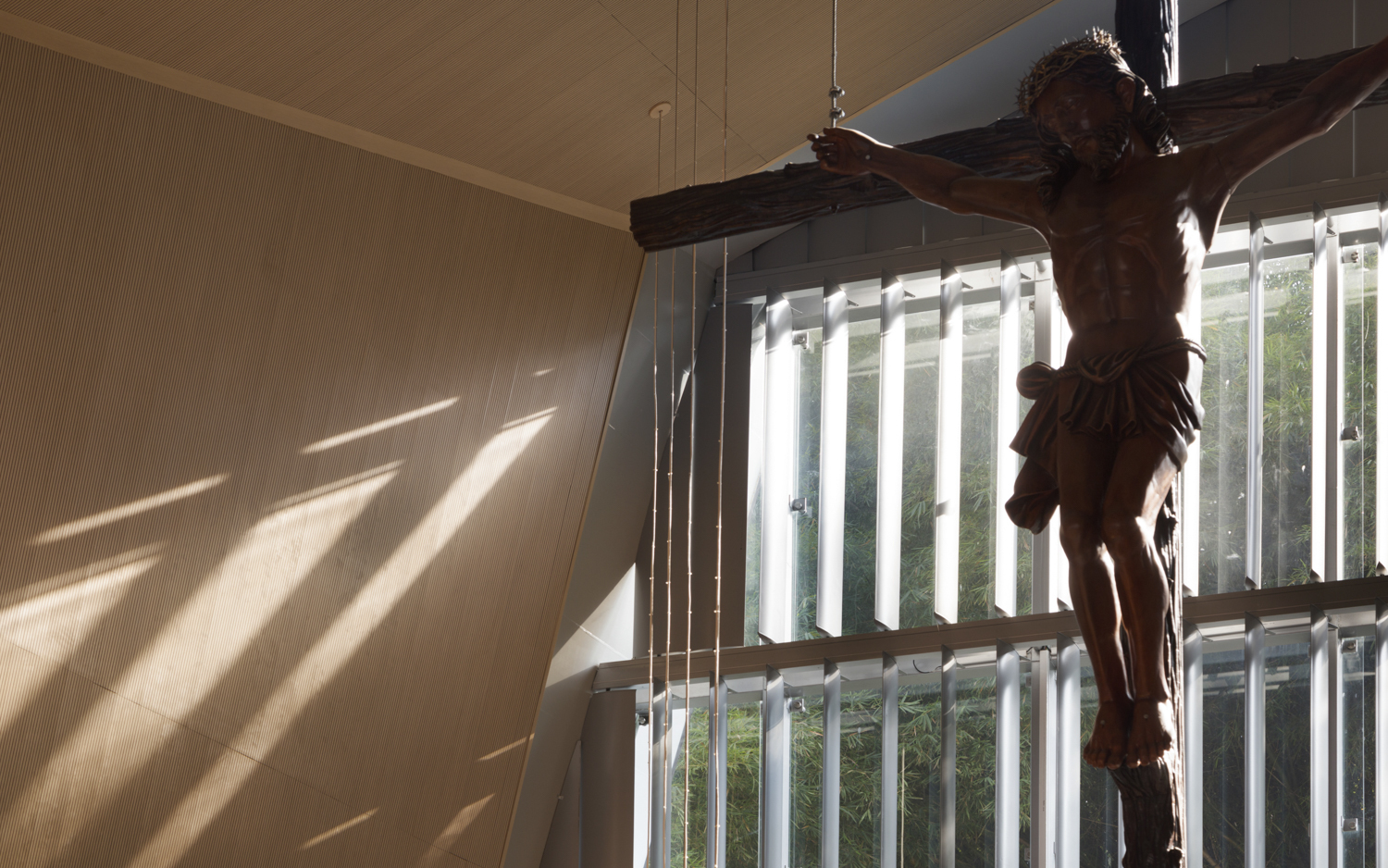 折叠屋顶下的绿意教堂-39