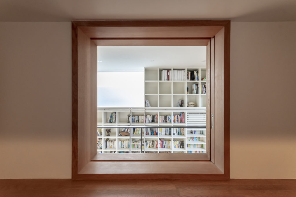 別荘地のように静かで緑に囲まれた家　緑と空の見える図書室でゆったりと本を読んで過ごす | Architecture | 100%LiFE-6