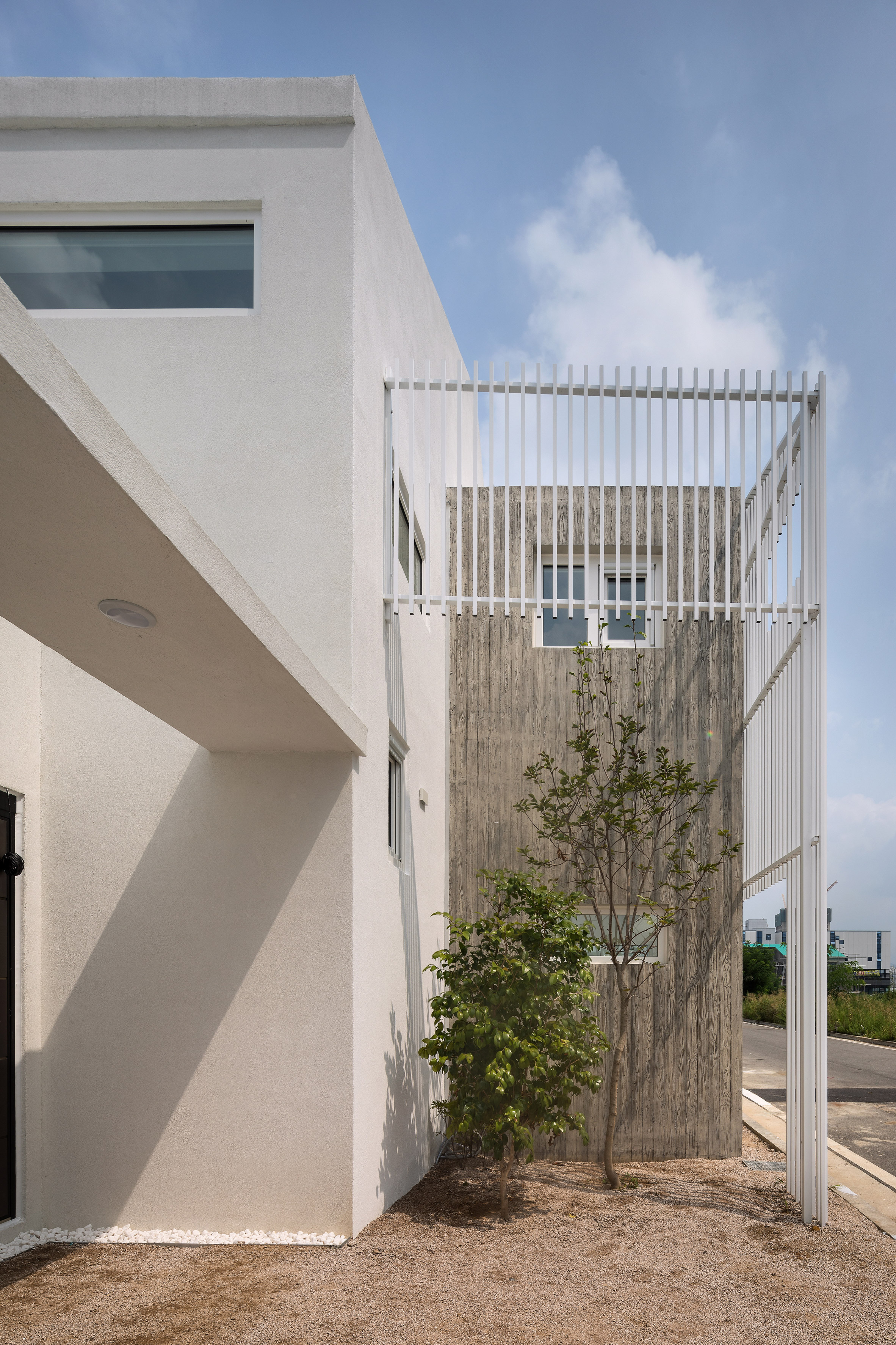 House in Yangsan combines crisp concrete and white-rendered volumes-14