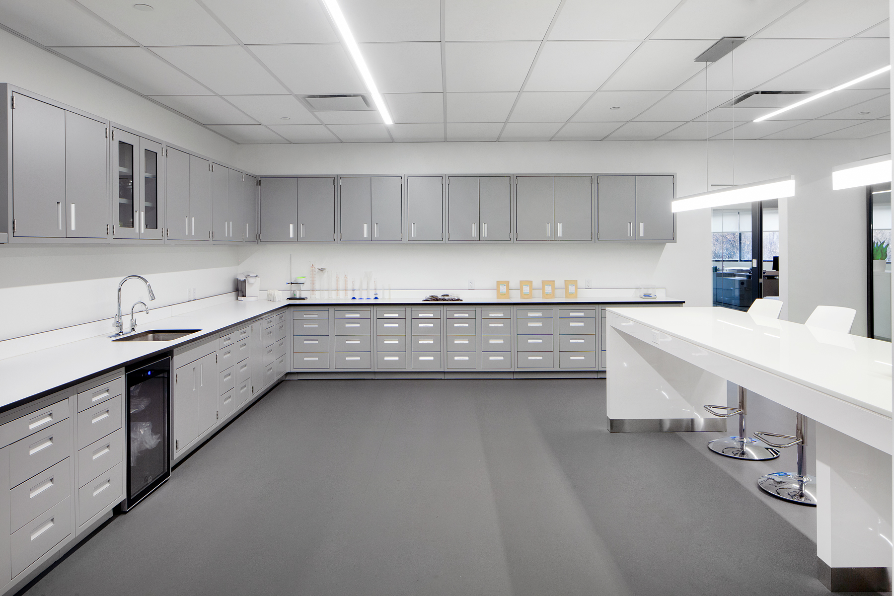 八角形建筑中的动态实验室与办公空间-14