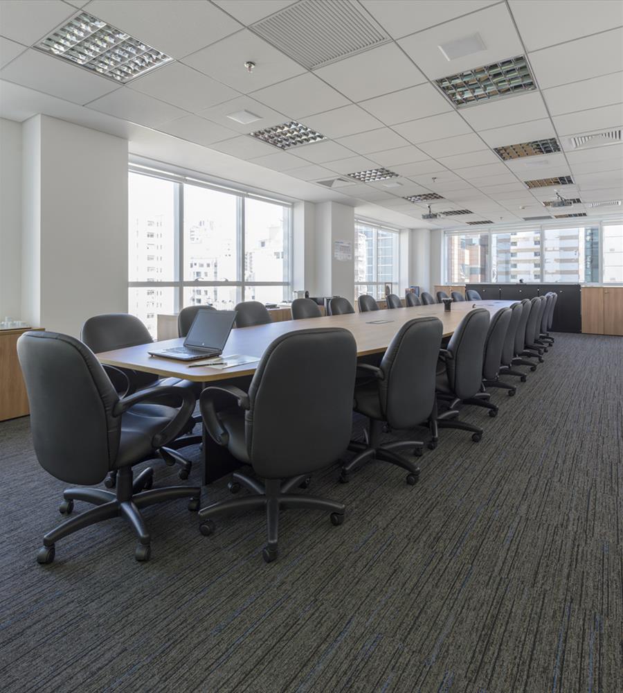 巴西 Extrafarma 办公室 | 木质与玻璃的现代企业空间-12