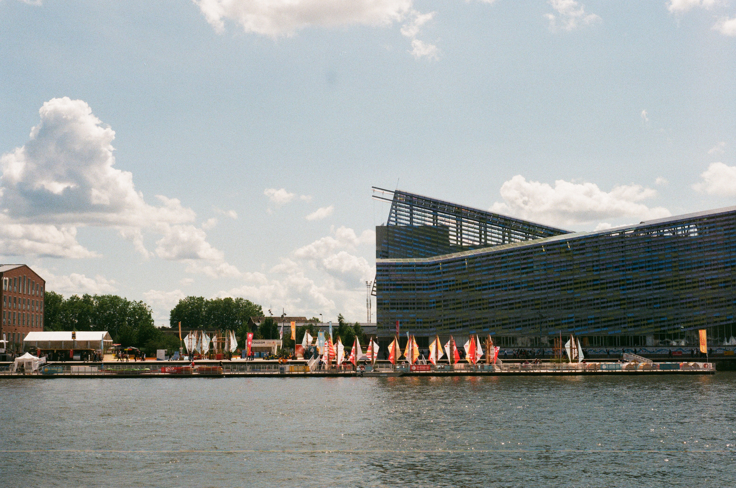 法国鲁昂临时公园·绚丽多彩的帆船造型-24