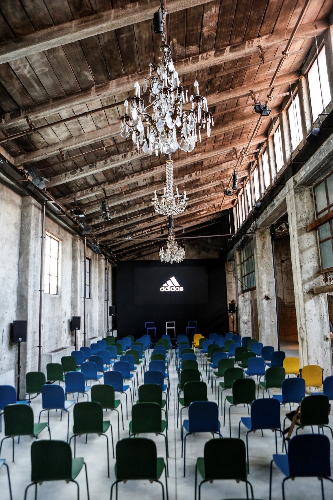 2016 欧冠 Adidas 概念店设计-3