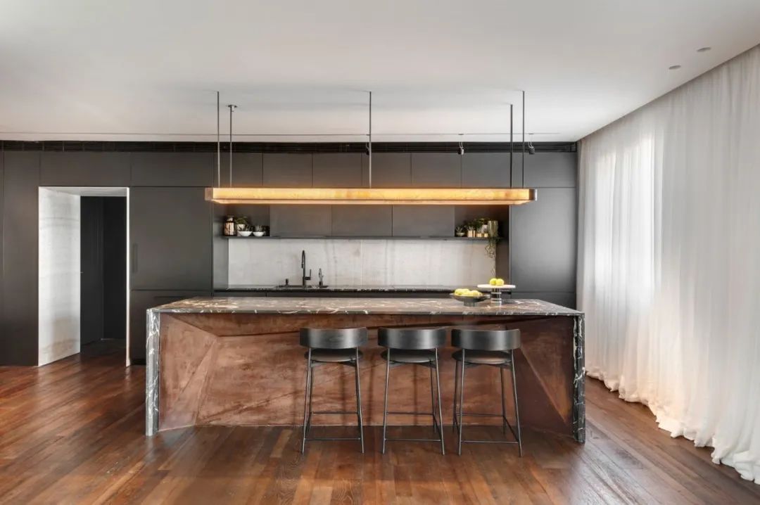 Aviram Kushmirski 打造轻奢风空间，黑白色调与实木地板的完美搭配-78