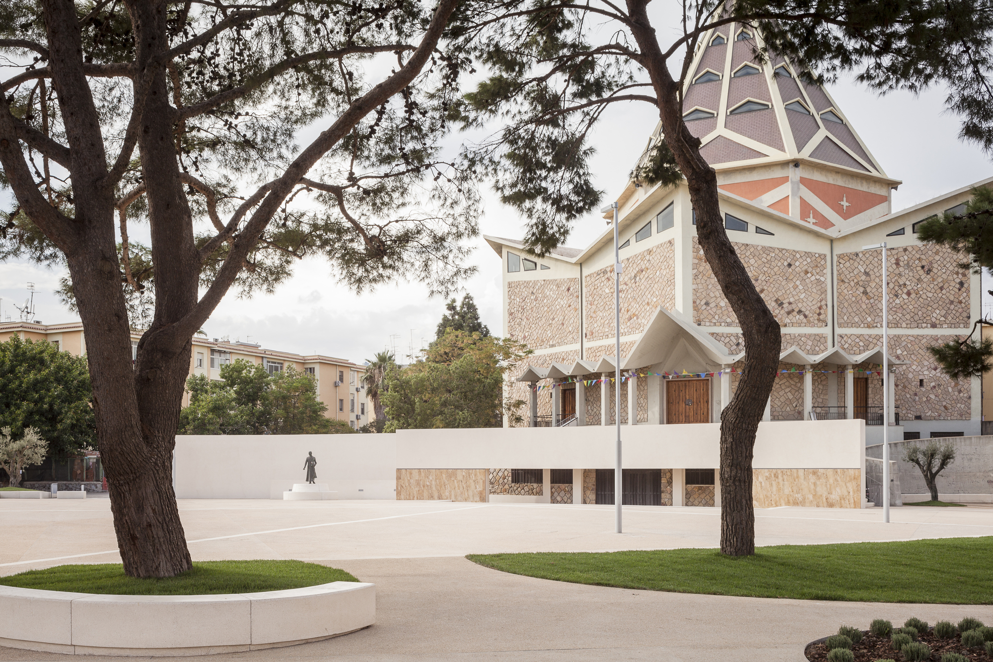 意大利卡利亚“中央周边”圣米歇尔广场的更新设计-5