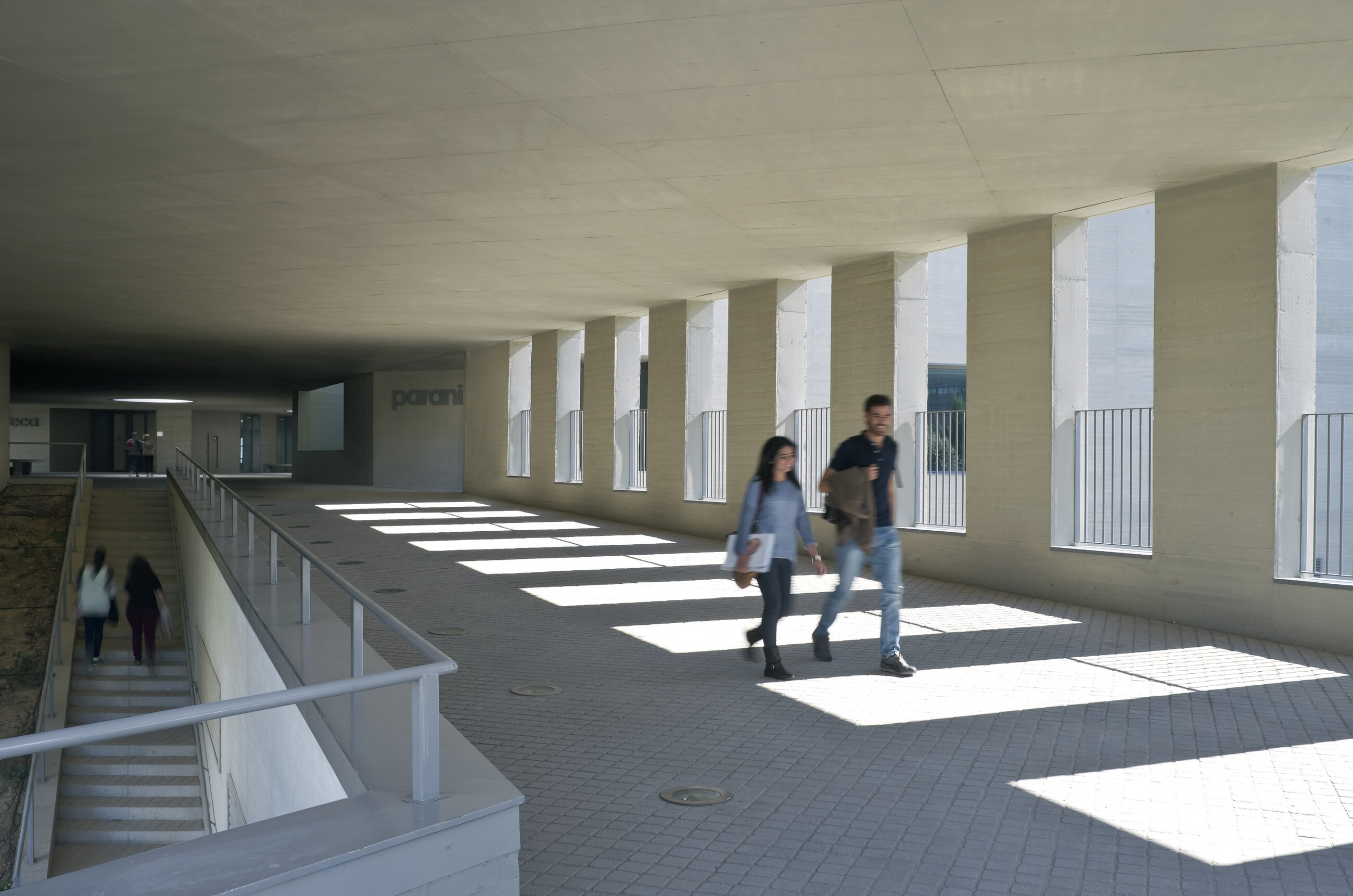 格兰纳达大学学习中心 · 有机形态的多功能空间-17