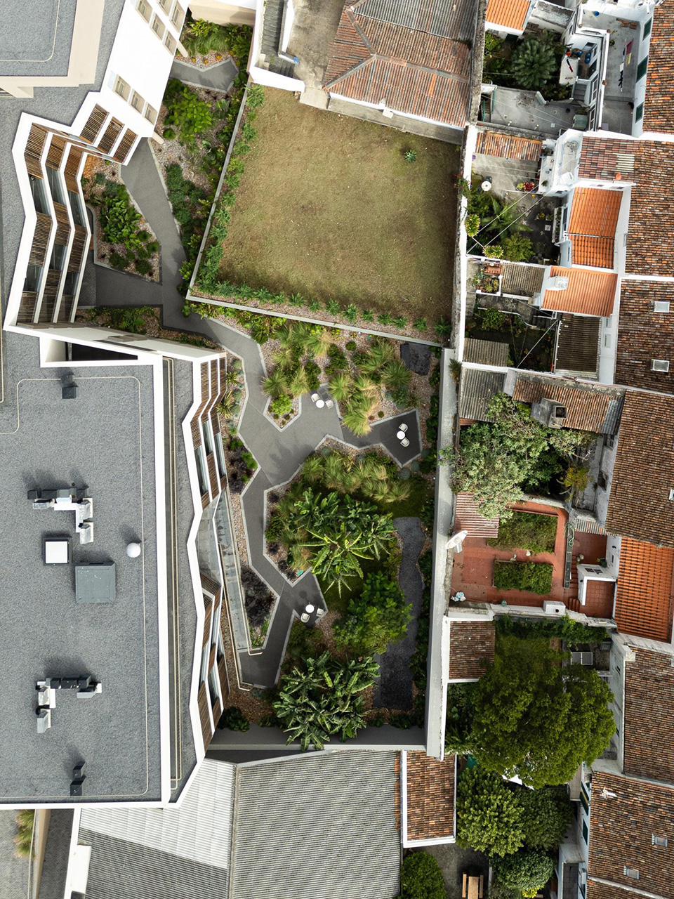 ERNESTO DO CANTO住宅区丨葡萄牙蓬塔德尔加达丨BOX arquitectos-7