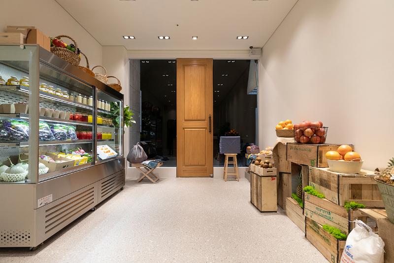 15 平水果店，极简白色与木色营造温馨氛围-3