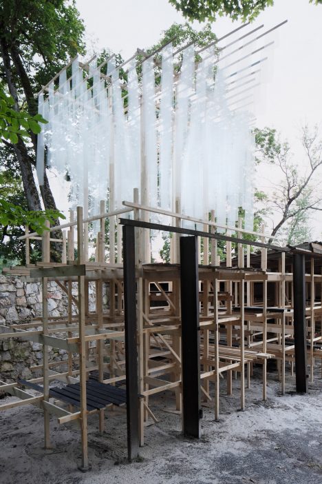 学生在拉脱维亚前啤酒厂建造带“云”顶的脚手架状亭子丨拉脱维亚采西斯丨里加工业大学暑期学校学生与Mailītis AIIM建筑师-4