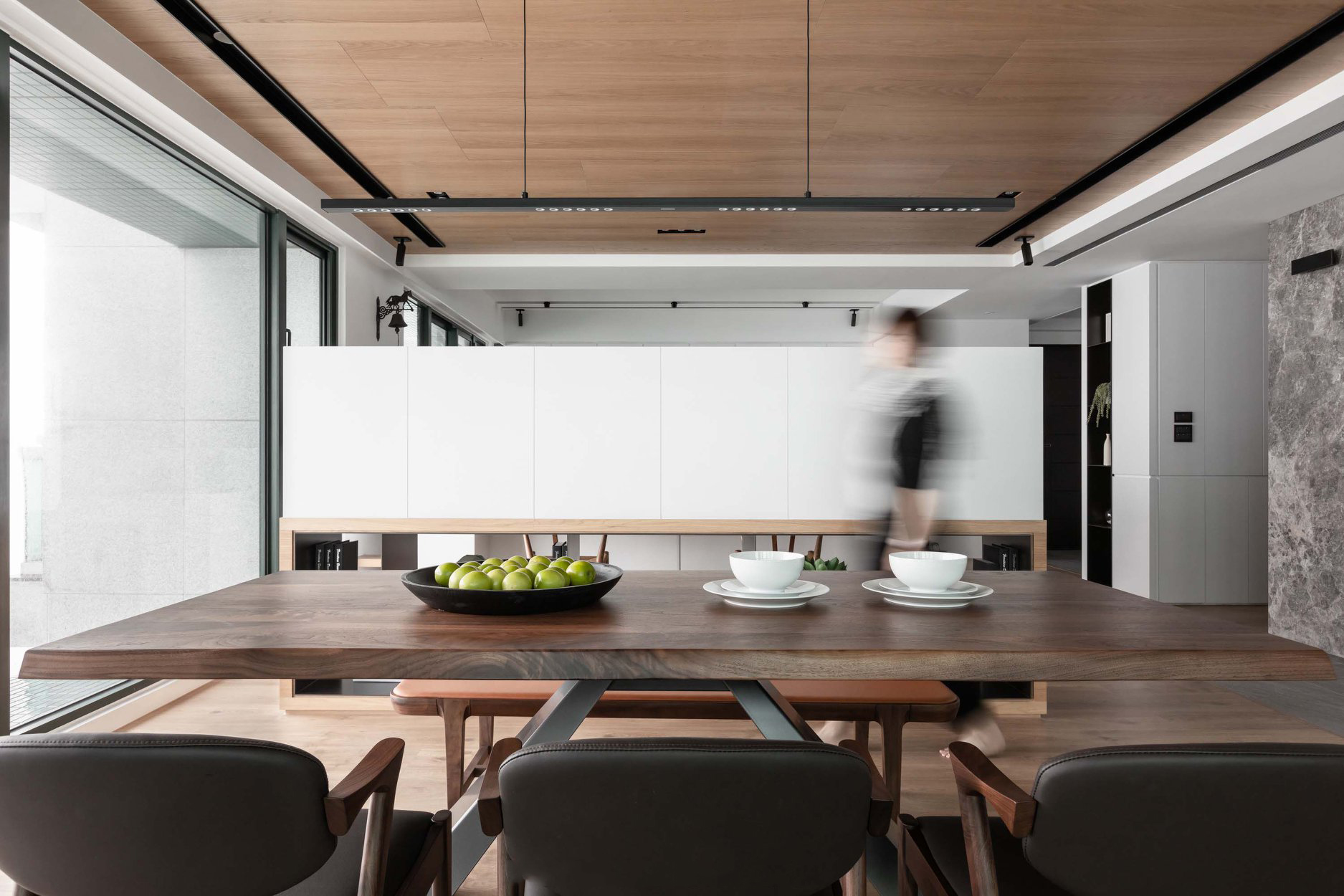 透·影空间设计 | 自然采光打造自由穿梭的白韵之境-12